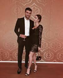 L'ex volto di uomini e donne e il suo compagno sono stati accusati da molti utenti sui social di copiare chiara ferragni e fedez , che si destreggiano egregiamente tra famiglia e pubblicità sui social. Beatrice Valli S Feet Wikifeet