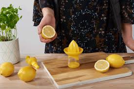 L Accessoire Pratique Le Presse Citron Vaporisateur Auchan Et Moi