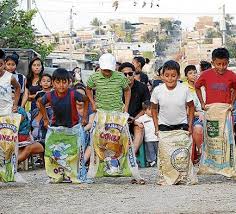A la rayuela, jugamos en la escuela dice una popular canción infantil. Conoce Los Juegos Tradicionales Que Puedes Disfrutar El Diario Ecuador