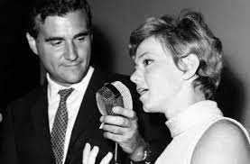 Se il senatore a vita giulio andreotti bene o male, da 50 anni, si puo' ben dire che il personaggio teddy reno, anagraficamente ferruccio merk ricordi, c'è ed è ben. Teddy Reno Colui Che Ha Rubato Il Cuore A Rita Pavone