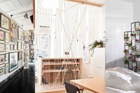 Pada kesempatan ini yang kita ulas yakni mengenai sekat rumah minimalis. Bikin Makin Cantik 10 Partisi Ruangan Ini Bisa Kamu Terapkan Di Rumah