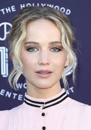 Jennifer Lawrence shows stunning makeup looks
