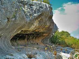 صخرة التنور والتي تشبه رأس القرش صافيتا طرطوس سوريا photo city waterfall