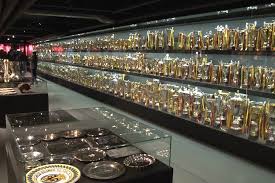 Türk sporunun lokomotiflerinden fenerbahçe spor kulübü, tam 35 dalda 100 yıllık başarılarla dolu çalışmalarında çok değerli ödüller ve kupalara sahip olmuştur. Galatasaray Muzesi Acildi Ntvspor Net