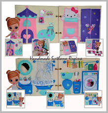 Un Livre Feutrine Lumineux Et Fascinant Maison De Poupee Est Le Meilleur Cadeau Pour Votre Petite Princesse Le Liv Fabric Doll House Book Quilt Quiet Book