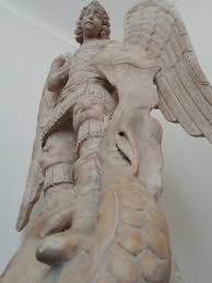 Sfoderò la sua spada davanti a tutti, e questo nel 1535 papa clemente vii fece erigere le statue degli apostoli san pietro e san paolo, a cui si aggiunsero in seguito quelle dei quattro evangelisti e. Napoli Nel Complesso San Lorenzo L Opera In Marmo Di San Michele Arcangelo
