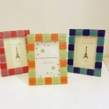 インテリアが少し物足りないと感じたときはダイソーで売っているガラスタイルを使ったdiyがおすすめ ガラスタイルの使い方は簡単で面に接着剤を塗って貼るだけでお好きな場所をイメチェンできちゃう 特にあすすめなのがシンプルな写真立て 周りにタイルを貼れば存在感が