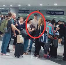 War mega cool drauf bei der the witcher premiere in london autogramme findet ihr dieses wochenende im shop #manofsteel #thewitcher #superman #henrycavill #signforme #autograph #autogramm #missionimpossible Henry Cavill News Henry Leaves Manila After The Witcher Fan Event