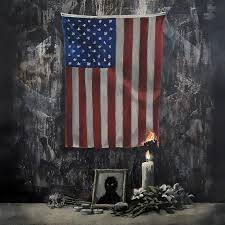 Künstler banksy zeichnet krankenschwester als superheldin. Neues Werk Gegen Rassismus Banksy Zundet Us Flagge An Zdfheute