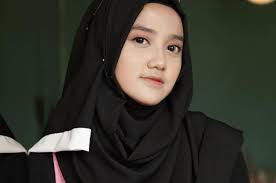 Nama olshop yang islami, bagus, keren, lucu, hoki, unik, mudah diingat & yang belum dipakai cocok untuk nama toko online shop tas, hijab, pakaian, baju, gadget dan kosmetik. Manis Intip 4 Gaya Anak Yusuf Mansur Wirda Mansur Dengan Hijab Hitam Semua Halaman Cewekbanget