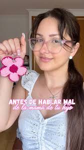 Hay padres que creen que hablar mal de la madre de sus hijos los hace  quedar bien… Pero mientras critican, ella sigue cumpliendo el rol que ellos  abandonaron. Este video es para todas esas madres que ...