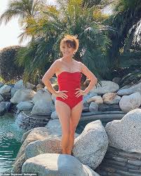 Jane seymour at oscars party in racy frock after playboy appearance. Jane Seymour Balken Hinter Einer Maske Als Sie Triumphierend Verlasst Quarantane Hotel In Sydney Aktuelle Boulevard Nachrichten Und Fotogalerien Zu Stars Sternchen