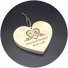 Holz Herz Zirbe Taubenpaar Zur Hochzeit Mit Namen Und Datum Nach Wunsch 15x13cm Mit Bildern Holz Herz Herz Hochzeit Originelle Hochzeitsgeschenke