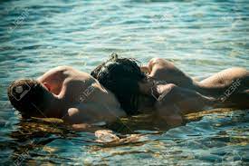 海の水で裸のカップルの愛の関係。夏休みと楽園旅行休暇。セクシーな女性と男性はセックスゲームをしています。セクシーな体に恋するカップルはビーチでリラックス。の写真素材・画像素材  Image 163171234
