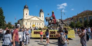 Bár a hagyományos délelőtti felvonulást és a karneváléjt a nagyerdei stadionban nem tartják meg, a szervezők mindent. Gyd Dwqwn4hb7m