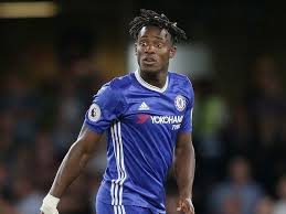 En ook net voor het ek is de spits nog steeds zijn eigen. Antonio Conte Urges Michy Batshuayi To Build On Goal Against Peterborough Michy Batshuayi Chelsea Strikers Chelsea