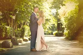 Dieses brautkleid bringt die kurven perfekt zur geltung. Hochzeit Foto Meyer Whv