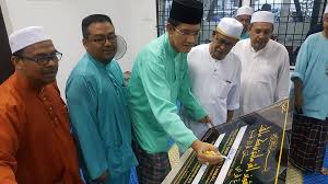 Datuk seri zainal abidin osman adalah bekas setiausaha parlimen kementerian luar negeri dan timbalan dan penasihat khas menteri kemajuan luar bandar dan wilayah. Penang Kini Dato Seri Zainal Abidin Osman Sebentar Tadi Facebook
