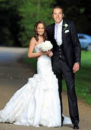 Pippa middleton wird von ihrem vater zum altar geführt. Is This Pippa Middleton S 40 000 Wedding Dress Daily Mail Online