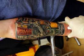 Arm Tattoo Mann Farbige Tatowierung Am Unterarm Tattoos Fur Manner Biomechanik Tattoo Biomechanik Tattoos Mechaniker Tattoo