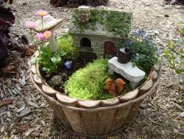 Einen Miniatur Garten Auf Dem Alten Beistelltisch Selber Anlegen Miniaturgarten Feengarten Feengarten Pflanzen