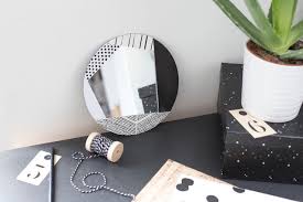 Le papier peint s'enlève facilement. Diy Relooker Un Miroir Avec Des Chutes De Papier Peint