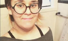 Qu'elle chante ses propres compositions ou des reprises de classiques québécois, l'artiste nous ravit dans son univers. Qui Est Vraiment La Copine De Safia Nolin Safia Nolin Safia Copines