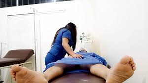 Suster dengan moral rendah ini ngentot sama pasiennya yang lagi dirawat  intensif!! Gadis itu tanpa rasa malu adalah suster