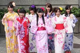 Kebaya dibuat daripada kain atau benang menggunakan seni sulaman tangan yang halus dan terperinci. Pakaian Tradisional Masyarakat Jepun Melancong Ke Jepun