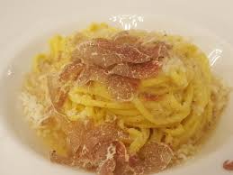 Pasta all'uovo fresca, una noce di burro e il tartufo bianco tagliato molto sottile e cosparso sopra il piatto appena prima di mangiare. Tagliolini Al Tartufo Bianco Mangiare Bene