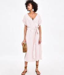 Robe longue avec décolleté droit et bretelles fines croisées à l'arrière. Zara 20 Robes D Ete Qu On Veut Absolument Pour Les Beaux Jours