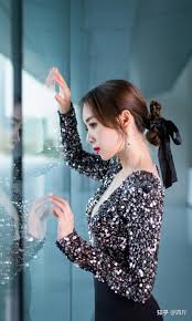 英雄联盟女主持人余霜晒照片，评论里网友口无遮拦，有人还开黄腔- 知乎