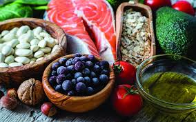 È ormai assodato che una sana alimentazione, ricca di cereali integrali e legumi, frutta e verdura, con poca carne rossa e una fortissima riduzione del consumo di bevande zuccherate e carni conservate, protegge dallo sviluppo di tumori; La Dieta Macrobiotica Nel Cancro E Oncology