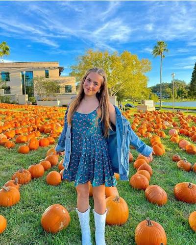 12 Cute Pumpkin Patch Outfit Ideas to Wear This Fall - Farah Salem