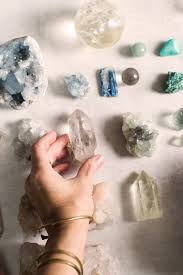 Quartz can contain inner crystals ( manifestation quartz ) or water (enhydro quartz). How To Use The Healing Powers Of Quartz Crystals