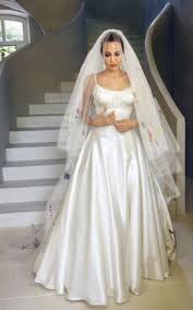 Abiti da sposa delle vip: Gli Abiti Da Sposa Piu Stravaganti Delle Star Da Yoko Ono Ad Angelina Jolie