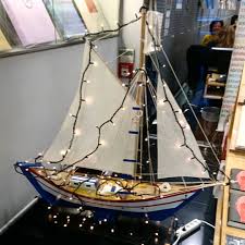 En Grece La Coutume Traditionnelle Est De Decorer Le Petit Bateau Pour Noel Au Lieu Du Sapin Epiceriefine Produitsgrecs Greekprodu Sailing Ships Sailing