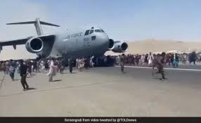 The chaotic scenes monday at hamid karzai international. 7xxskruob0b2 M