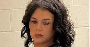 Woman sheds eight stone and looks unrecognisable after 'changing her life'  with one app