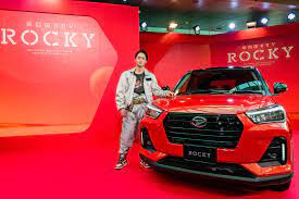 窪田正孝がダイハツ新型ロッキーの生cmに 布袋寅泰ギター柄のロッキーも ダイハツ ロッキー 布袋寅泰