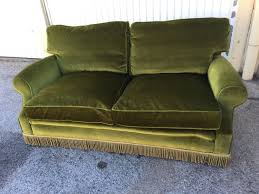 Canape Vintage Des Annees 60 En Velours Vert De La Boutique Chinebymelu Sur Etsy Green Velvet Sofa Vintage Velvet Sofa Sofa