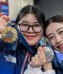 Olympics shooting competitors wearing mechanical irises, an adjustable  aperture that controls light and increases depth of field. interestingly,  the gold medal winner oh ye-jin (slide 3 and 4) didn't wear the mechanical
