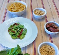 Lavare le foglie degli spinaci e inserirle in un boccale con le noci, gli anacardi tostati, l'olio e frullare. Conchiglie Con Il Pesto Di Spinaci Le Ricette Della Casa