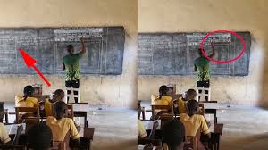 Kalau guru lagi ngajar di kelas pakai tayangan salindia power point yang ditampilkan dari laptop ke proyektor, coba cabut. Viral Foto Guru Pria Tulis Materi Di Papan Bukan Pelajaran Biasa Ada Kisah Pilu Di Balik Aksinya Tribunstyle Com