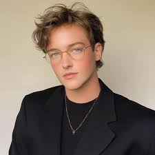 What the cast of FRIENDS would look like in 2025.