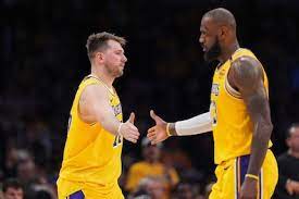 Luka Doncic tiene un triunfal primer partido junto a LeBron James en los  Lakers