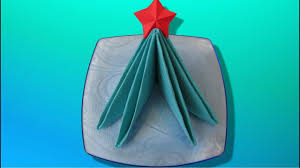 Bien évidemment, vous pouvez également utiliser des plus grandes serviettes et jouer sur les différentes. Pliage Des Serviettes Sapin De Noel Facile Youtube