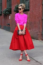 How To Wear Bright Color In The Fall And Winter New Color Combinations To Try Fashion Street Style Color Trends Fashion