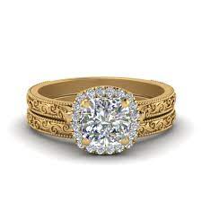 Bezaubernde schmuckstücke & uhren für jeden anlass. Hand Engraved Cushion Cut Halo Diamond Wedding Ring Set In 14k Yellow Gold Fascinating Diamonds
