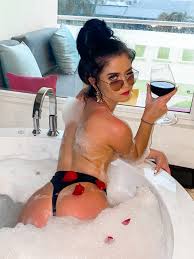 Caitlyn No Twitter Lady This Isn T A Beach It S A Bathtub Https T Co 2z0eospo6o Twitter